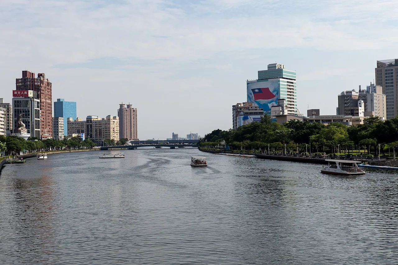 高雄愛河市區段白天河景與遊船